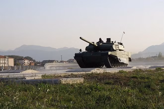 Chiến trường Syria được đánh giá là cơ hội tốt để xe tăng Altay thể hiện hết tính năng, do vậy sẽ không ngạc nhiên khi Thổ Nhĩ Kỳ học tập Nga đưa chiếc MBT này ra tiền tuyến, nhất là khi các dòng MBT cũ hơn chưa chứng tỏ được ưu thế vượt trội trước đối phương.