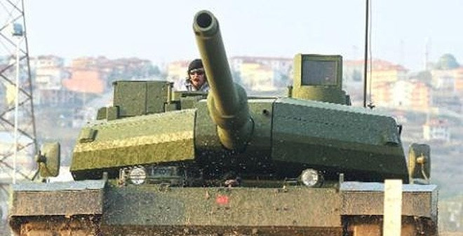 Vũ khí chính của Altay là pháo nòng trơn 120 mm L/55 sản xuất theo giấy phép của Rheinmetall, bắn được tất cả các loại đạn gồm đạn nổ phá mảnh, đạn nổ lõm, đạn xuyên động năng dưới cỡ.