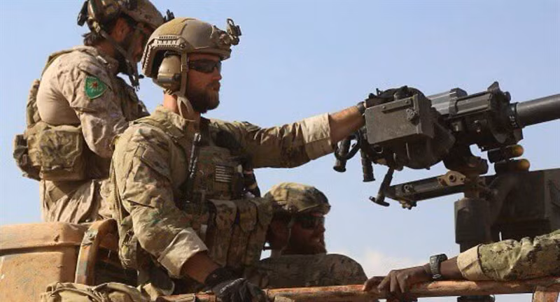 Đến tháng 10/2015, Lực lượng Dân chủ Syria (SDF), một liên minh Arap người Kurd Syria gồm khoảng 50.000 chiến binh, được thành lập với sự ủng hộ của Mỹ. Gồm chủ yếu là dân quân YPG (Các đơn vị Bảo vệ Người Kurd), SDF được Mỹ đào tạo và hậu thuẫn dưới hình thức hỗ trợ vũ trang, không kích và tình báo.