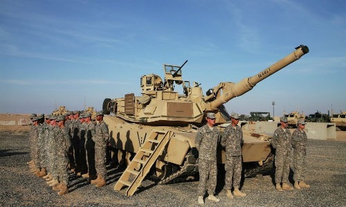 Ngay hôm sau, Tổng thống Recep Tayyip Erdogan xác nhận chiến dịch của Ankara chống lại các tay súng người Kurd ở Syria sắp diễn ra. Quyết định rút quân mà ông Trump đưa ra đã làm nóng dư luận ở Washington. Một số đồng minh thân cận kêu gọi ông hãy xem xét lại. Ảnh trong bài: Căn cứ Mỹ bỏ hoang và lính Mỹ khi còn hoạt động tại Syria.