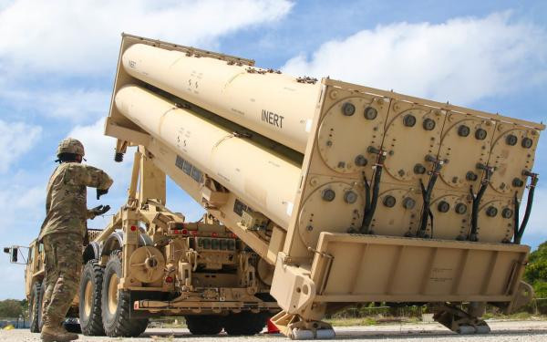 THAAD loại tăng tầm lựa chọn phương án phân tách 2 tầng, khiến khả năng cơ động quá tải nâng cao rõ rệt. Tốc độ tối đa của tên lửa đánh chặn THAAD nguyên mẫu đạt tới 8,45Mach, độ quá tải cơ động trong bầu khí quyển lên tới 10G, ngoài bầu khí quyển là 5G.