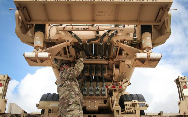 Đặc điểm nổi bật của THAAD tăng tầm kiểu mới đầu tiên phải kể đến cải tiến động cơ đẩy 2 tầng. Theo công ty Lockheed Martin, động cơ đẩy bằng thuốc phóng một tầng thể rắn nguyên mẫu của tên lửa THAAD được cải tiến thành động cơ thuốc phóng 2 tầng, độ dài của tên lửa vẫn giữ như cũ. Tên lửa THAAD nguyên mẫu dài 6,17m, sau khi cải tiến, tên lửa khi bay đến một tốc độ nhất định, tầng 1 sẽ tách ra khỏi tầng 2, như vậy sẽ bớt đi được trọng lượng thừa khiến đầu đạn sát thương của THAAD kiểu mới có được cơ sở kỹ thuật để đạt sơ tốc và tính cơ động khá lớn.