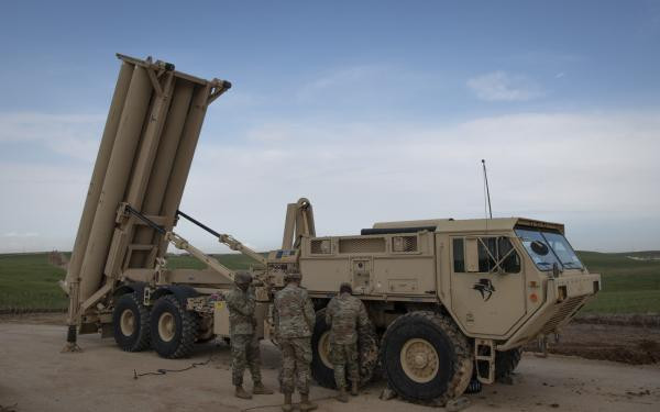 Tính năng của THAAD nguyên mẫu chỉ có thể đánh chặn tên lửa đường đạn tầm bắn 600 - 1.200km của loại tên lửa như Scud và Nodong của Triều Tiên, nhưng lại bất lực trước tên lửa Musudan mà Triều Tiên thử nghiệm liên tục gần đây. Nguyên nhân chủ yếu vì Musudan có tầm bắn lên tới trên 3.500km. Nếu tầm bắn sẽ còn xa hơn nữa thì THAAD nguyên mẫu càng không thể đánh chặn nổi, còn tầm bắn của THAAD kiểu mới tăng lên gấp 3 lần sẽ đánh chặn hiệu quả loại tên lửa đường đạn tầm trung Musudan đó.