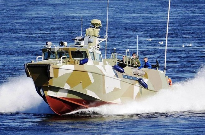 Phía sau chiếc xuồng cao tốc này còn được tăng cường hỏa lực bằng hai khẩu súng máy Pecheneg cỡ 7,62 mm có tầm bắn tối đa 2.000m.