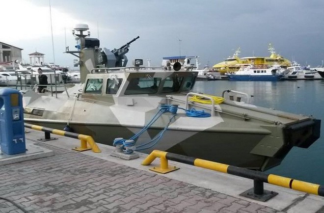 Module Uprava có thể tự điều chỉnh hỏa lực, tính toán khoảng cách an toàn để bắn đạn cảnh báo và được trang bị con quay hồi chuyển ổn định để bắn trong vùng sóng biển lớn, có khả năng tự làm sạch bụi bẩn và đất bùn văng vào kính ngắm.