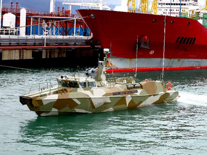 Tiếp theo là hệ thống cửa kín cho phép xuồng Raptor có khả năng nổi trên mặt biển, ngay cả trong trường hợp nước ngập vào trong một khoang, tương tự như kết cấu của một chiếc tàu ngầm.