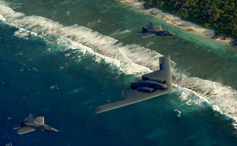 Hai chiếc Raptor F-22 và 1 máy bay ném bom Spirit B-2 được triển khai tới Căn cứ Không quân Andersen tại đảo Guam.