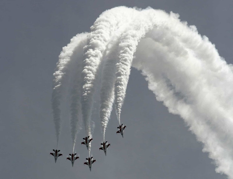 Các thành viên trong phi đội biểu diễn nhào lộn trên không "Black Knights" (Những kỵ sĩ đen) của Không quân Singapore thể hiện khả năng trên những chiến đấu cơ F16C tại Triển lãm Hàng không Singapore.