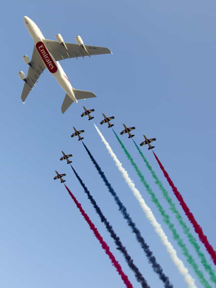 Một chiếc máy bay Emirates A380 dẫn đầu và theo sau là phi đội bay "AL Fursan" của Các Tiểu vương quốc Arab thống nhất (UAE) tại Triển lãm Hàng không Dubai.
