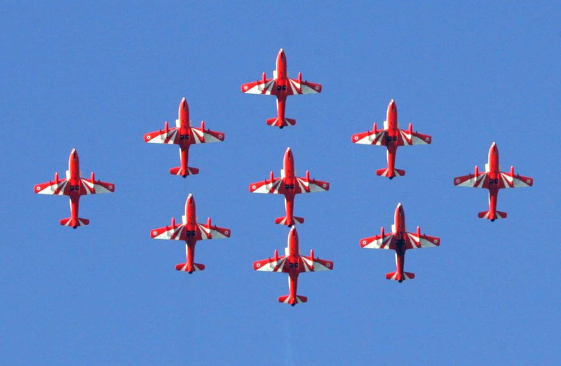 Màn thể hiện ngoạn mục của đội biểu diễn nhào lộn trên không Surya Kira của Ấn Độ.