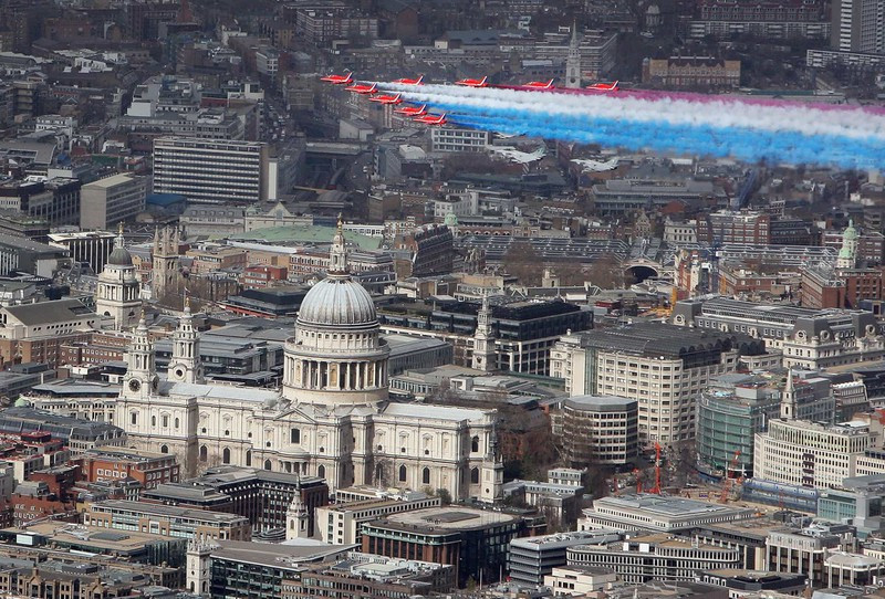 Phi đội bay Red Arrows (Những mũi tên đỏ) của Anh điều khiển 4 chiến đấu cơ Typhoon trên bầu trời London.