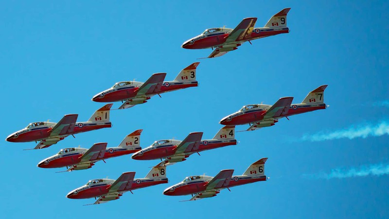 Biệt đội Trình diễn trên không 431 của quân đội Canada "Snowbird" (Chim tuyết) tập trung gần nhau trên bầu trời Moose Jaw, Saskatchewan, Canada.