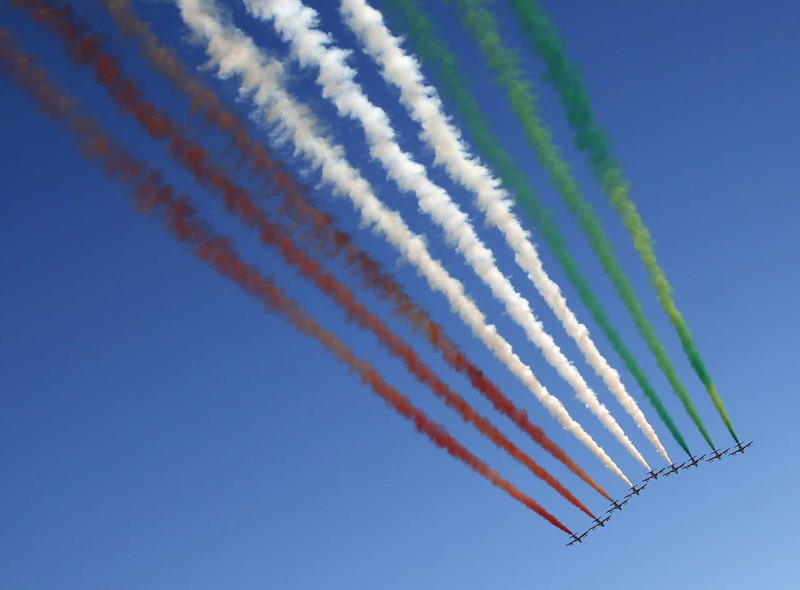 Phi đội nhào lộn trên không "Frecce Tricolori" (Những mũi tên 3 màu) thể hiện khả năng trình diễn ngoạn mục trong buổi lễ kỷ niệm của Quân đội Italy tại Rome.