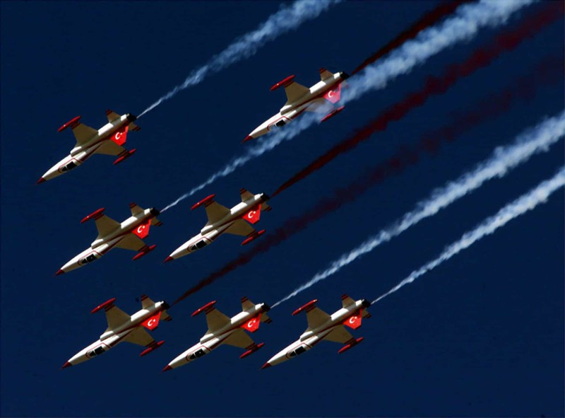 Biệt đội bay "Turkish Stars" (Những ngôi sao Thổ Nhĩ Kỳ) trình diễn khả năng trong buổi tập trận ở Kaynarca, phía tây bắc nước này.