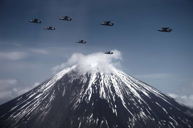 Hai chiếc "Mắt diều hâu" Hawkeyes E-2C dẫn đầu, theo sau là 5 chiếc Hawkeyes E-2CD bay trên núi Phú Sĩ, Nhật Bản.