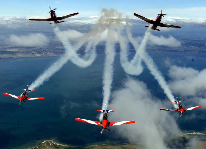 Những chiến đấu cơ Pilatus PC9A do Thụy Sĩ thiết kế được phi đội bay "Roulettes" thể hiện khả năng ấn tượng tại Triển lãm Hàng không Quốc tế Australia gần Melbourne.