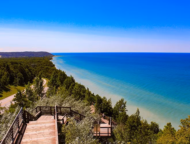 Tam giác Michigan thuộc hồ Michigan ở Bắc Mỹ, kéo dài từ Michigan đến Wisconsin. Vụ mất tích nổi tiếng nhất ở khu vực này chính là chuyến bay 2501 của Hãng hàng không Northwest Airlines chở theo 58 hành khách và chưa bao giờ thấy quay trở lại.