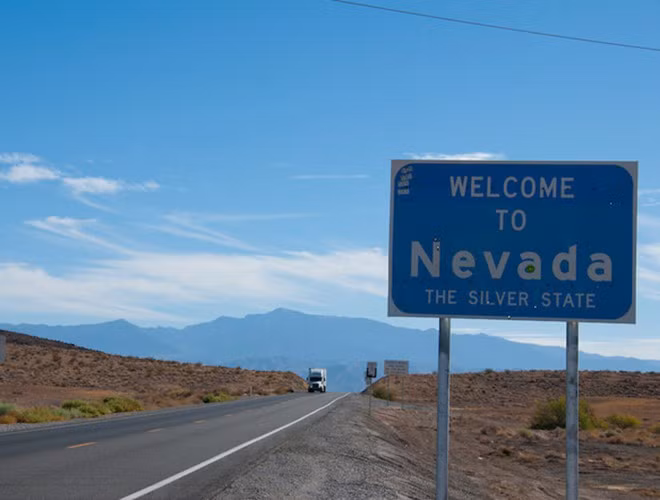 Trải rộng trên gần 65.000 km2, tam giác Nevada nằm ngay gần khu 51 - căn cứ quân sự bí ẩn nhất hành tinh của Mỹ với các câu chuyện huyền bí về người ngoài hành tinh và các vật thể bay không xác định (UFO).