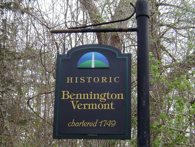 Trong khoảng thời gian từ năm 1920 đến năm 1950, tại tam giác Bennington liên tục xảy ra nhiều vụ mất tích kỳ lạ. Ngày 1/12/1949, cựu binh James Tetford được cho là đã biến mất khỏi một chiếc xe buýt đông đúc trên đường Albans.