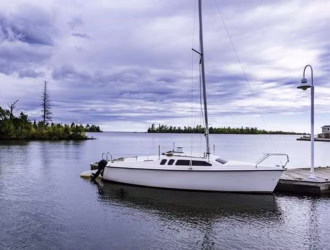 Khoảng hơn 200 con tàu đã chìm sâu dưới hồ Superior và nhiều tàu trong số đó chưa bao giờ được tìm thấy.