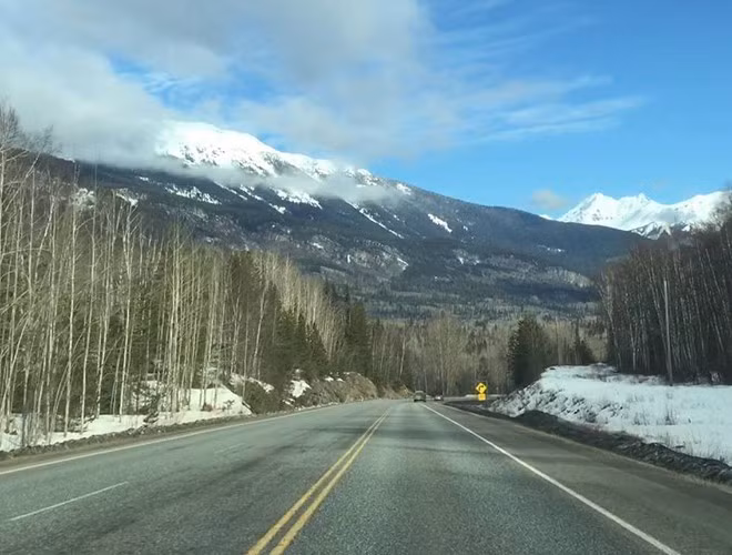 Nằm vắt ngang qua British Columbia ở phía Đông Canada, Quốc lộ 16 là nơi xảy ra rất nhiều vụ mất tích bí ẩn, nạn nhân chủ yếu là những cô gái trẻ.