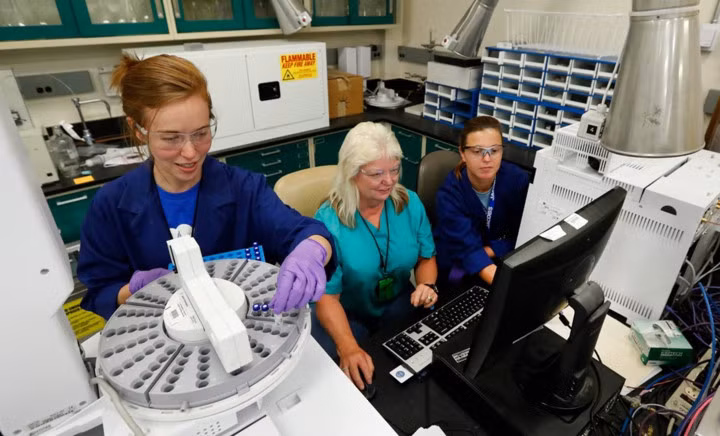 Các chuyên gia phân tích hóa chất đang chăm chú làm việc trong cơ sở thử nghiệm vũ khí hóa sinh tối mật của Mỹ.