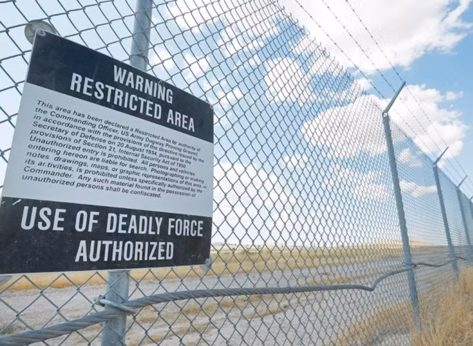 Tấm biển cảnh báo treo trên hàng rào bao quanh cơ sở quân sự tối mật này của Mỹ.