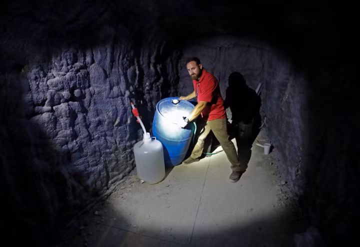 ... và cho họ thấy một thùng hóa chất được cất giữ bên trong cơ sở thử nghiệm vũ khí hóa học này.