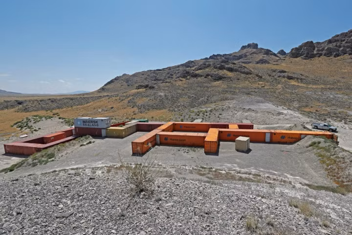 Loạt container hóa chất đặt ở bên ngoài cơ sở này...