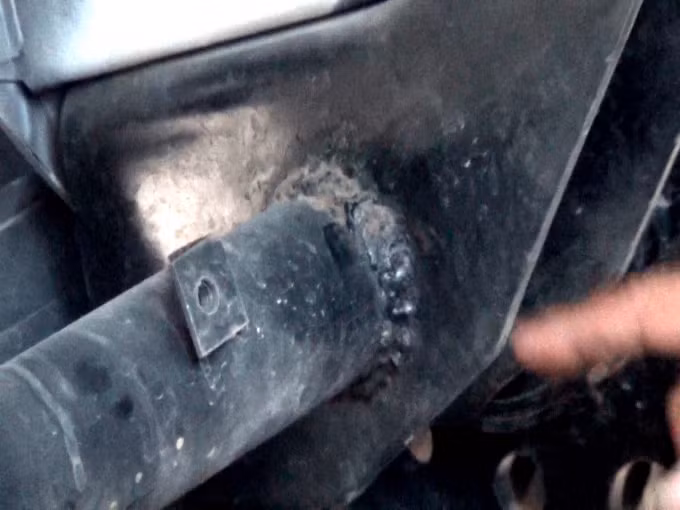 Mối hàn tại bộ phận sắt-xi được không còn nguyên bản đây được cho là nguyên nhân dẫn đến hiện tượng xe bị rung lắc.