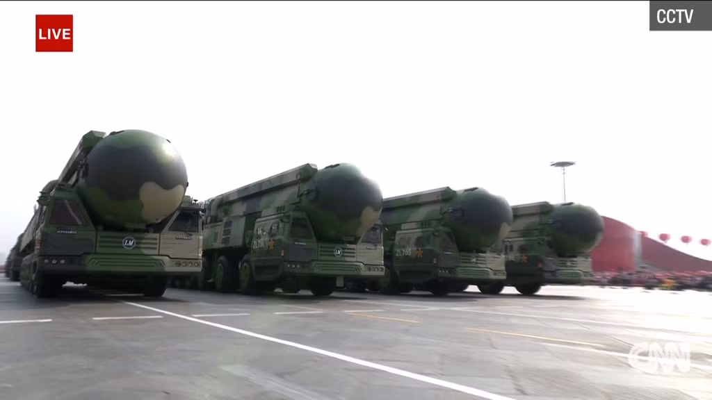 Tên lửa đạn đạo liên lục địa (ICBM) DF-41 là vũ khí được giới quan sát chờ đợi nhất tại duyệt binh kỷ niệm 70 năm Quốc khánh Trung Quốc. Đây là lần đầu tiên ICBM hiện đại nhất của Trung Quốc được công khai trước công chúng, sau gần 20 năm phát triển bí mật. Ảnh: CCTV/CNN.