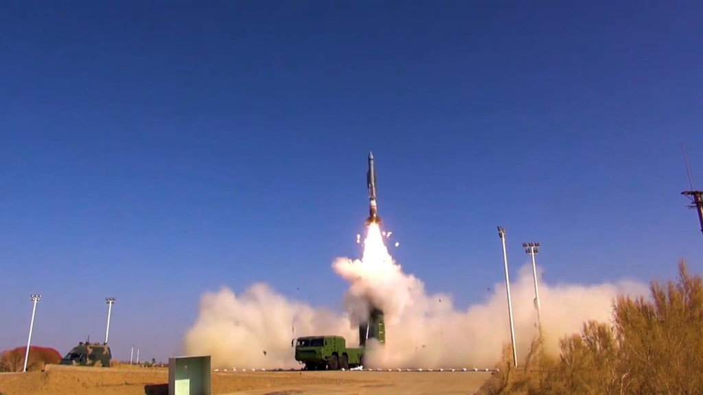 Trước cuộc duyệt binh, lực lượng tên lửa chiến lược Trung Quốc đã công bố hình ảnh thử nghiệm loại vũ khí mới tương tự DF-100. Một số chuyên gia quân sự cho rằng DF-100 mang tên lửa chống hạm siêu thanh HD-1 từng được tiết lộ tại triển lãm hàng không quốc tế Chu Hải 2018. Ảnh: Twitter/Dafeng Cao.