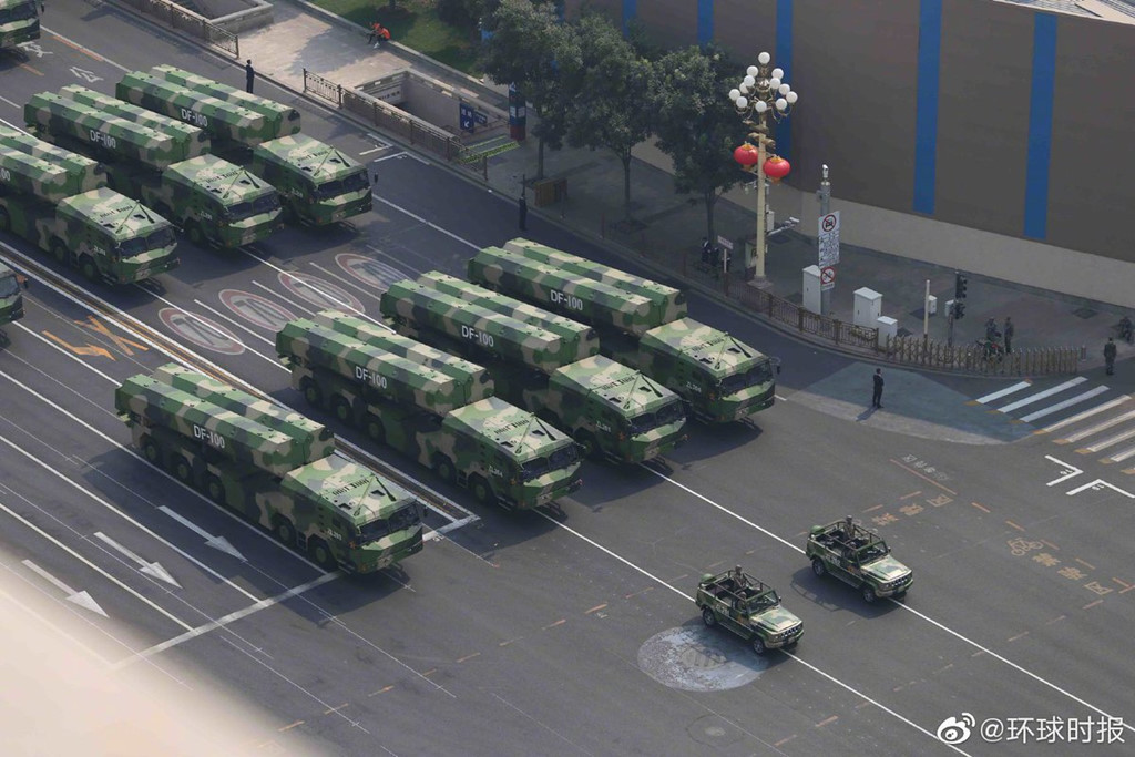 Tên lửa DF-100. Loại vũ khí Trung Quốc lần đầu được công khai này thu hút sự quan tâm của giới phân tích quân sự. Người ta vẫn chưa thể xác định nó thuộc loại tên lửa hành trình hay tên lửa đạn đạo. Ảnh: Twitter/Dafeng Cao