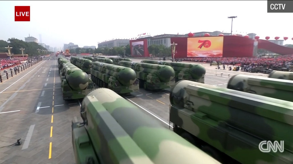 DF-41 được giới phân tích quân sự Trung Quốc đánh giá là ICBM mạnh nhất thế giới. Nó được giới thiệu có tầm bắn khoảng 15.000 km, xa nhất trong các ICBM trên thế giới. DF-41 được lắp trên xe phóng chuyên dụng, tương tự ICBM RS-24 Yars của Nga. Ảnh: CCTV/CNN.