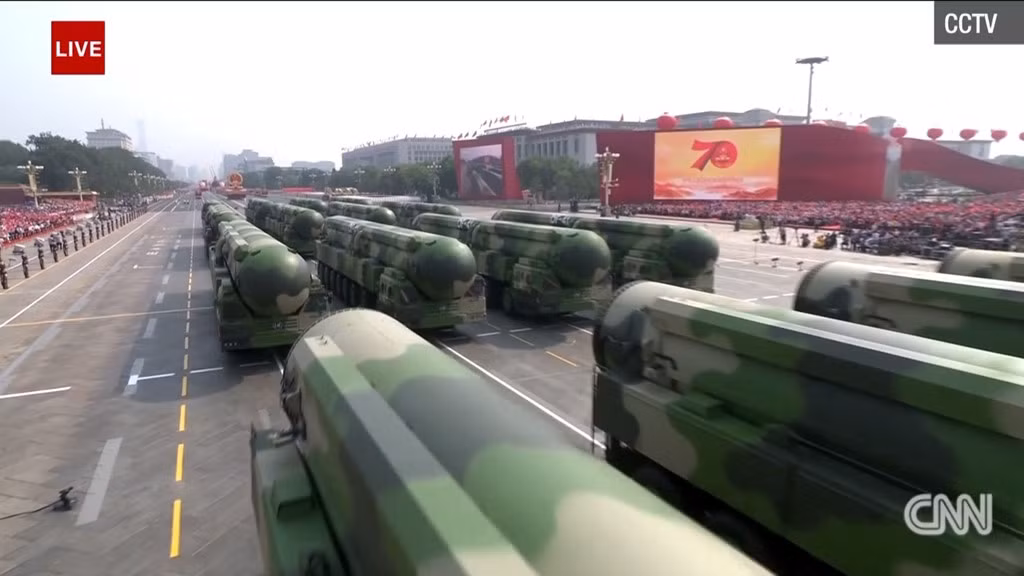 DF-41 được giới phân tích quân sự Trung Quốc đánh giá là ICBM mạnh nhất thế giới. Nó được giới thiệu có tầm bắn khoảng 15.000 km, xa nhất trong các ICBM trên thế giới. DF-41 được lắp trên xe phóng chuyên dụng, tương tự ICBM RS-24 Yars của Nga. Ảnh: CCTV/CNN.