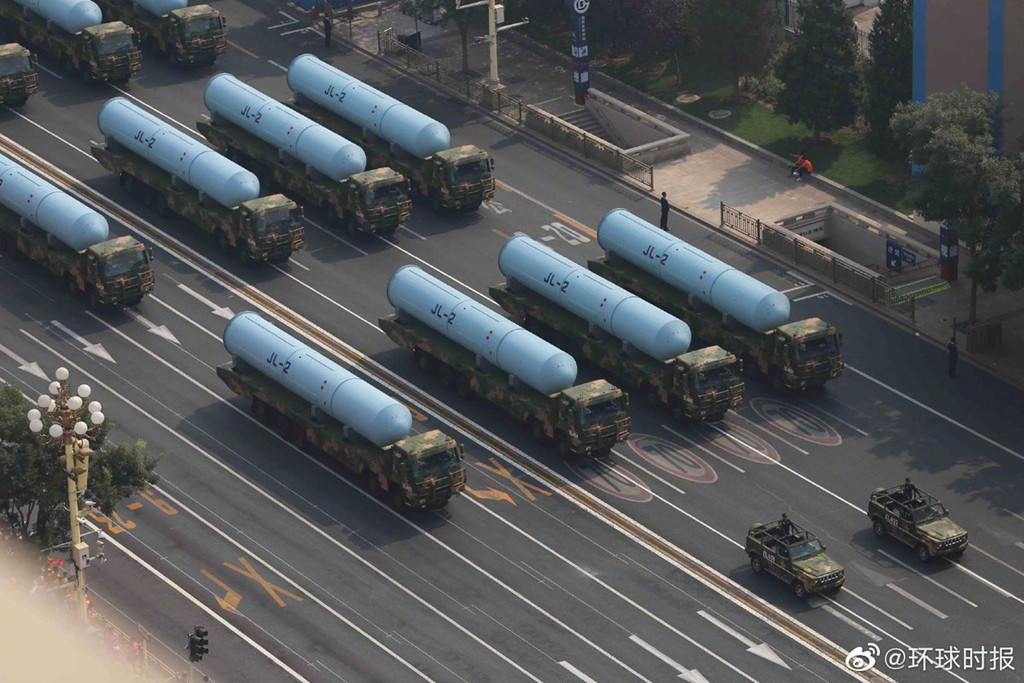 Tên lửa đạn đạo phóng từ tàu ngầm (SLBM) JL-2 cũng nằm trong những vũ khí lần đầu được công khai. Đây là vũ khí chủ lực trên tàu ngầm hạt nhân chiến lược Type-094 lớp Jin. JL-2 có tầm bắn khoảng 7.200 km. Ảnh: Twitter/Dafeng Cao.