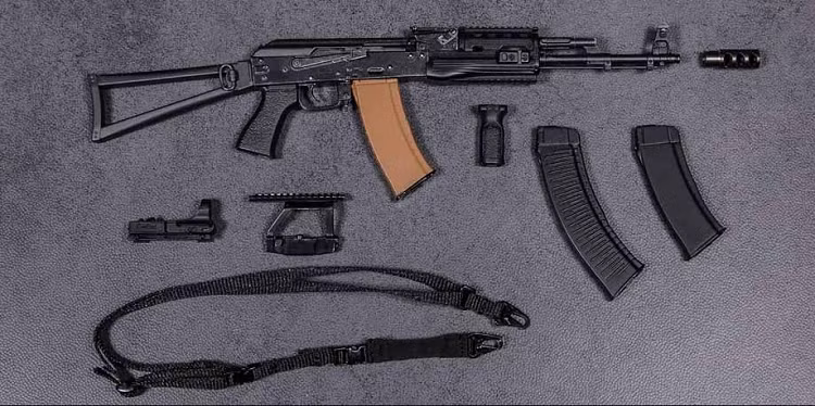Hãng chế tạo vũ khí hạng nhẹ Kalashnikov Concern của Nga cho biết mẫu súng trường AK-74M được hiện đại hóa với độ chính xác cao hơn 50% phiên bản AK-74. AK-74M được trang bị các thiết bị ngắm bắn quang điện tử và laser, có đèn pin để hỗ trợ tác chiến ở các khu vực có tầm nhìn hạn chế, bộ phận giảm thanh.