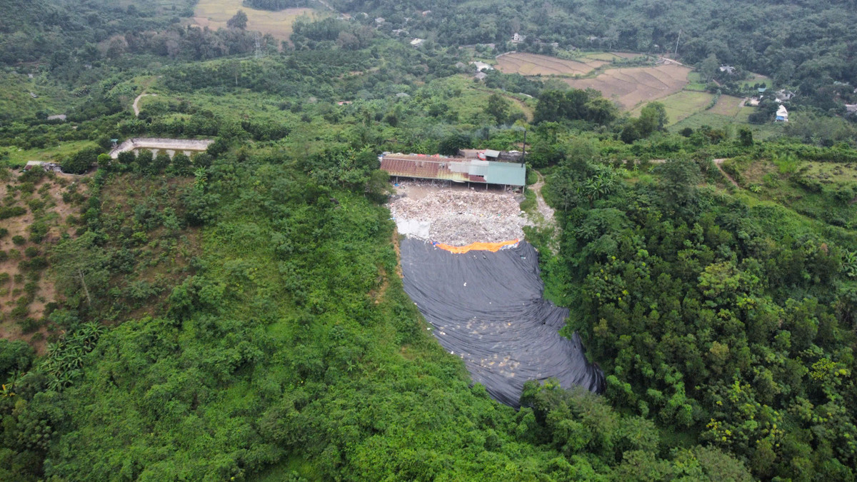 Được biết, nhằm tránh gây ô nhiễm môi trường, chủ bãi rác dùng bạt chuyên dụng để phủ lên toàn bộ phần rác thải, hạn chế nước mưa chảy tràn, thẩm thấu qua bãi rác chảy xuống núi. Tuy nhiên, dường như lớp bạt này không ngăn nổi nguy cơ ô nhiễm với lượng lớn rác thải và dần đổ xuống chân núi.