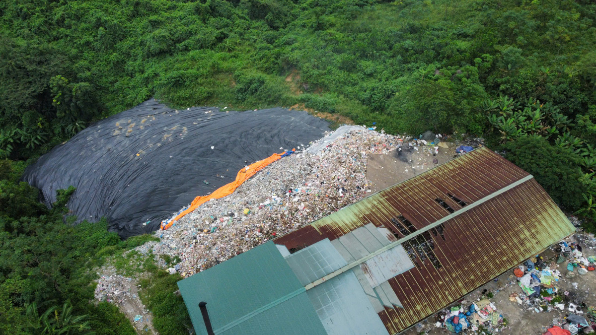 Chia sẻ với PV, ông Đinh Duy Khải – Phó Chủ tịch UBND huyện Tân Lạc cho biết, năm 2017, Công ty Kim Đạt Việt đã tiếp quản và thực hiện việc thu gom, vận chuyển, xử lý rác thải. Do điều kiện nguồn ngân sách của huyện Tân Lạc hạn hẹp, nên việc bố trí kinh phí để đầu tư hệ thống xử lý rác thải, xây dựng bãi rác theo quy chuẩn, tiêu chuẩn không thực hiện được ngay từ thời điểm hình thành bãi rác.