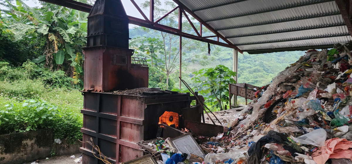Hệ thống xử lý và đốt rác tại bãi rác này khá đơn sơ, cũ kỹ.