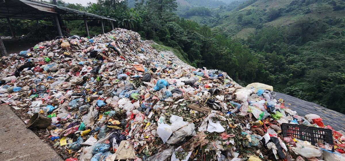 Do nằm trên khu vực đồi núi cao và khu tập trung rác nằm dốc thoải xuống sườn núi nên khi có mưa sẽ dẫn đến tình trạng rỉ rác thẩm thấu xuống hang núi, mạch nước suối gây ảnh hưởng đến nguồn nước suối Cơi - nguồn nước nhiều người dân dưới chân núi dùng để sinh hoạt.