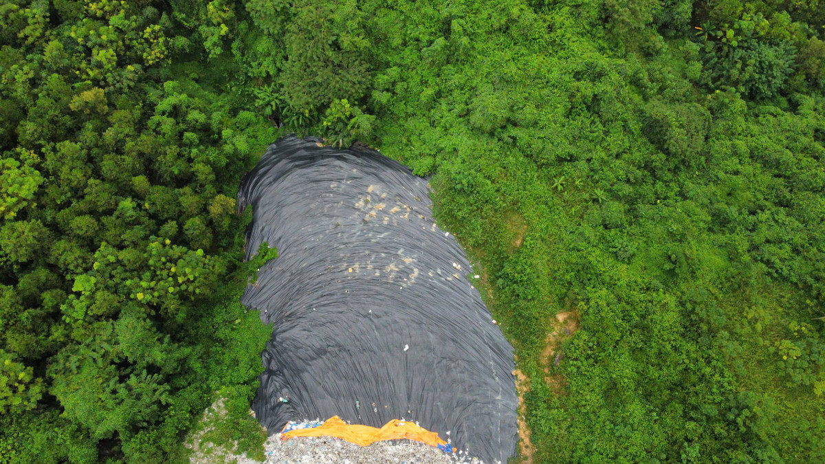 Người dân thị trấn Mãn Đức, huyện Tân Lạc đứng trước nguy cơ "bom rác thối" dần thẩm thấu vào nguồn đất, nước và không khí mỗi ngày.