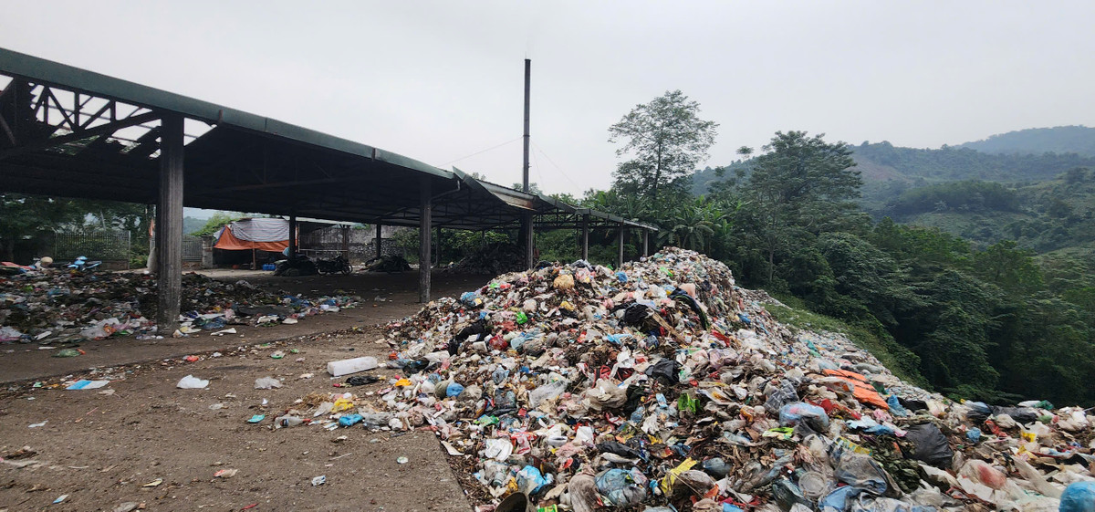 Lượng lớn rác dần tràn xuống núi gây ô nhiễm môi trường, cảnh quan thiên nhiên.
