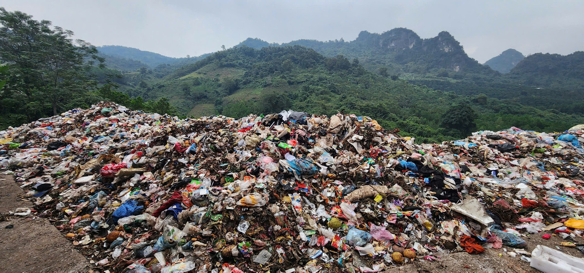 Gần đây nhất, giữa tháng 5/2024, mưa lớn kéo dài đã khiến nước rỉ rác của bãi rác thẩm thấu xuống hang đá phía dưới và gây ảnh hưởng đến nguồn nước suối Cơi thuộc khu An Khang, thị trấn Mãn Đức. Sự việc đã gây bức xúc cho người dân địa phương và buộc Công ty Kim Đạt Việt (đơn vị vận hành, xử lý bãi rác) nhanh chóng khắc phục.