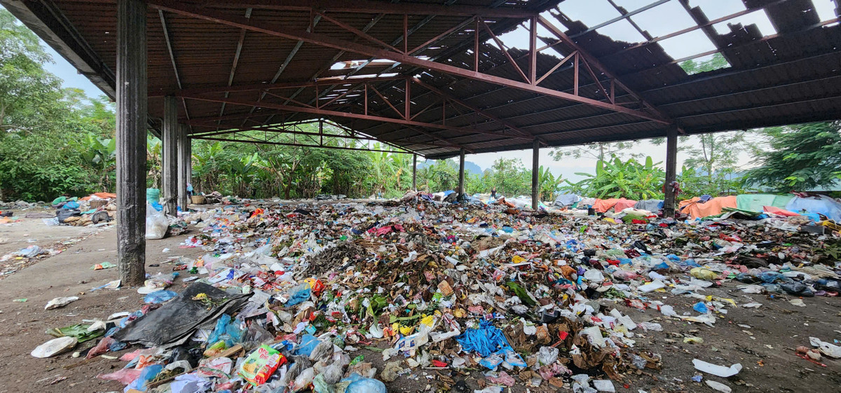 Rác thải được tập kết về đây nằm ngổn ngang, không được che đậy cẩn thận. Thậm chí còn không được che chắn mưa càng khiến nước rỉ rác tồn đọng.