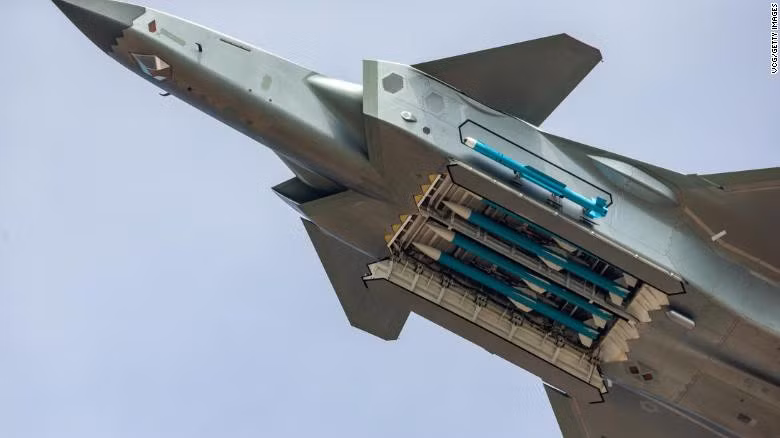 Trong khi Su-57 của Nga vẫn còn chật vật với lô sản xuất nhỏ giọt đầu tiên và lắp động cơ chưa phù hợp thì điểm yếu này gần như đã được Trung Quốc giải quyết triệt để.