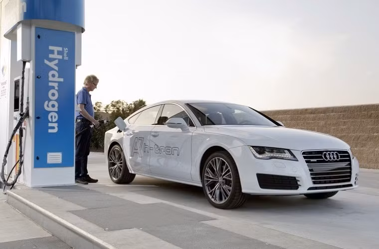 2. Audi A7 Sportback h-tron: Xe chỉ cần 7,9 giây để đạt 0-62 mph (100 km/h) và 112 mph (180 km/h), đây là một con số không tồi cho một chiếc xe "xanh".