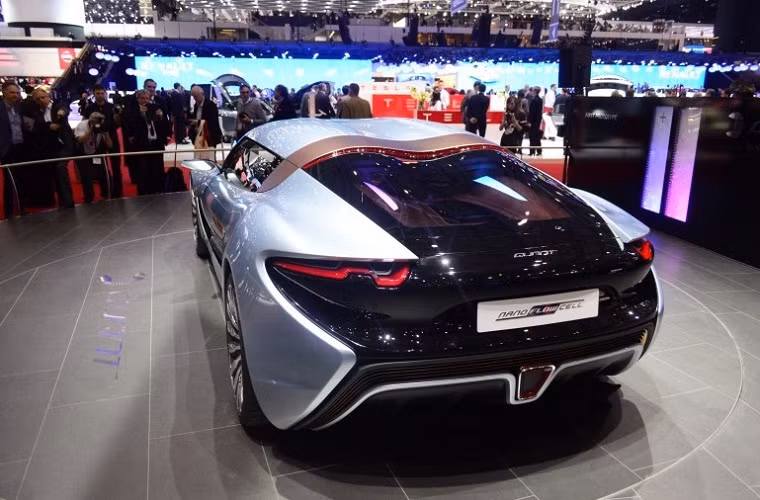 4. Nanoflowcell Quant e-Sportlimousine: Với 912 mã lực và 236 mph, chiếc xe này là một trong những ứng viên xe thể thao tốt nhất so với các đối thủ Lamborghini Asterion và Volkswagen XL1. Nhưng đây lại là một chiếc xe thân thiện với môi trường.