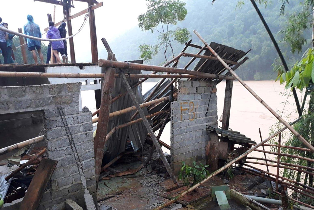 Ngôi nhà của ông ông Hà Văn Thuật ở Bản Bó, xã Trung Sơn bị sạt lở.(Thanh Hóa). Ảnh: Zing.vn.