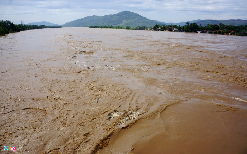 Tại Thanh Hóa: Nước lũ lên nhanh không chỉ khiến đường xá, nhà cửa mà còn khiến trang trại, hoa màu của người dân bị nhấn chìm trong nước. Ảnh: Zing.vn.